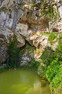 Covadonga 圣诞老人芒一个天主教避难所洞穴在 Picos 罗巴山脉附近的阿斯图里亚斯