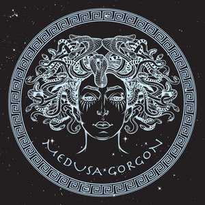 在黑色夜空背景上的美杜莎 gorgon 素描照片