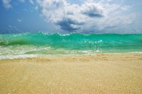 美丽的海浪冲浪在海滩上的拉齐奥。塞舌尔, 普拉兰岛岛