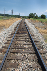火车铁轨与蓝蓝的天空，在弗吉尼亚州的卢雷