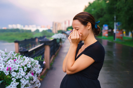 怀孕的女人站在码头上和哭泣照片