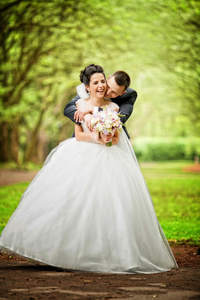 夫妇穿着婚礼时用一束鲜花和绿叶
