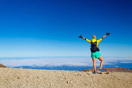 女子登山成功登山者在山顶上