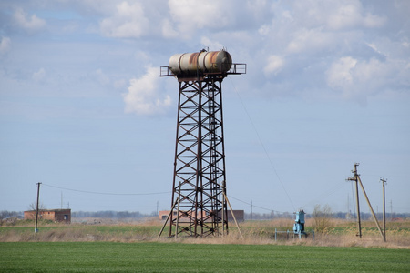 生锈的水塔。旧的乡村社区通信