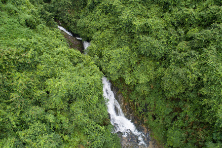 热带雨林山瀑布鸟瞰图