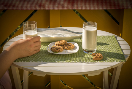 甜点和牛奶在桌子上