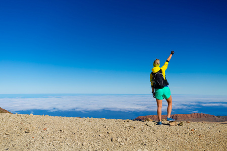 女子登山成功登山者在山顶上