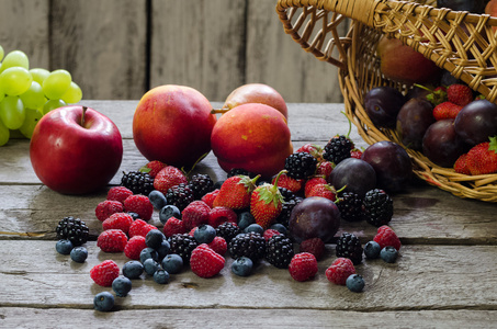 浆果，夏季水果木制的桌子上。健康的生活方式的概念