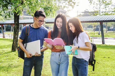 亚洲团体教育, 校园, 友谊和人的概念小组的快乐青少年学生与学校文件夹