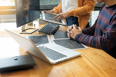 程序员编程和编码软件设计师在 it 公司办公室的项目工作照片