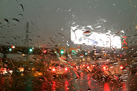 城市雨中的交通, 驾驶汽车, 公路上的暴雨, 高速公路, 雨滴抽象模糊的