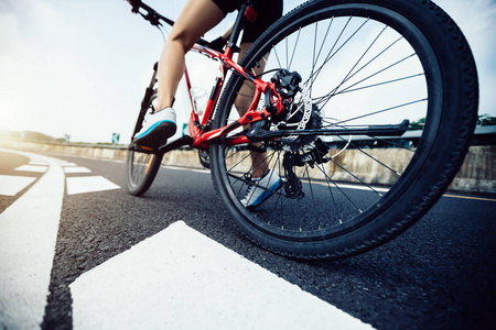 骑车骑山地自行车的女子骑自行车照片