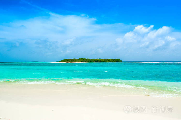 美丽的沙滩在无人居住的海岛在印度洋, 马尔代夫