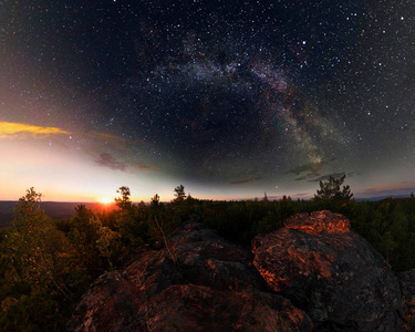 星空下的光绘黎明在星光灿烂的天空下, 一条银河.全景照片