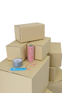 纸板箱在不同大小堆积盒, 胶带, 绳索和刀具被隔离在白色背景与修剪路径