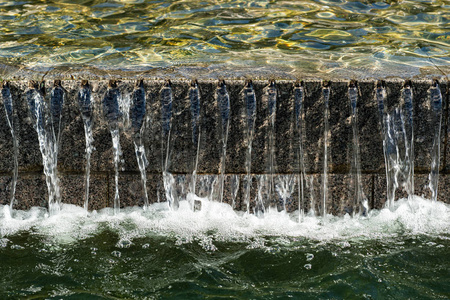 冒泡的水在图像的底部部分.水质地或背景照片