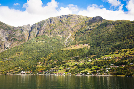 风景与 Naeroyfjord, 山和传统村庄房子在挪威