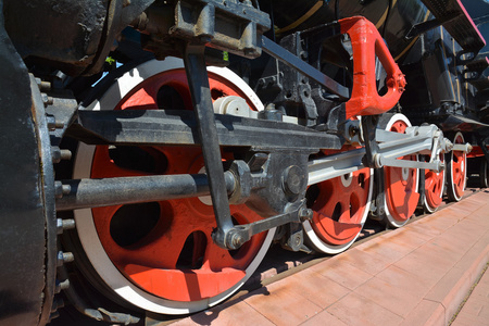 驱动机制的旧蒸汽轮机车照片