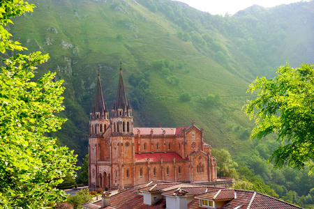 Covadonga 天主教圣殿教堂在阿斯图里亚斯的坎加斯 de 坎加斯