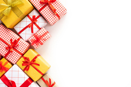 彩色礼品盒的顶部视图在白色桌面背景上的丝带。圣诞新年礼物和生日的概念
