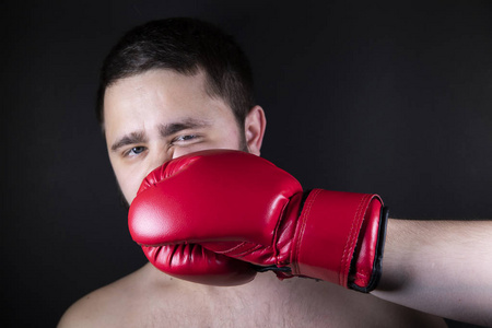 有胡子的男人用拳头打在脸上.痛苦从冲击照片