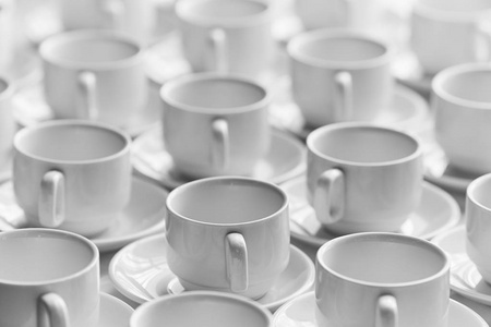 在许多堆积在一排空的干净的白色杯子为茶或咖啡的最高视图。特写。背景
