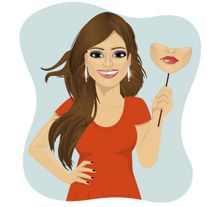 年轻微笑的女人,她手里拿着的悲伤的脸面具照片