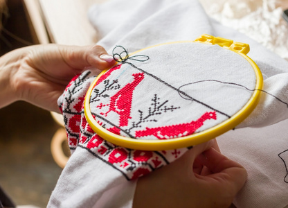 绣花线交叉手上绣一个女人.特写照片