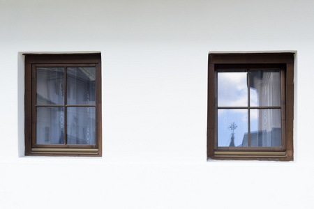 白墙与两个窗口照片