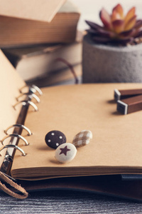 古老的书籍, 肉质和开放的工艺笔记本在质朴的木质背景。桌