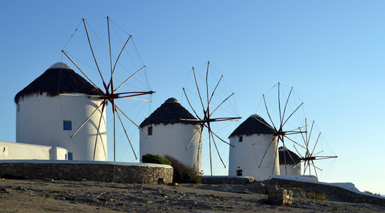 米克诺斯岛，希腊在晚上闻名遐迩的荷兰风车