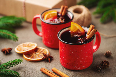 两杯圣诞酒或 gluhwein 与香料和橙色切片在质朴的桌面上的看法。寒假传统饮品