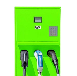 电动汽车充电和加油站用电源插头供电电动汽车, 独立于白色, 生态友好的现代企业创业理念