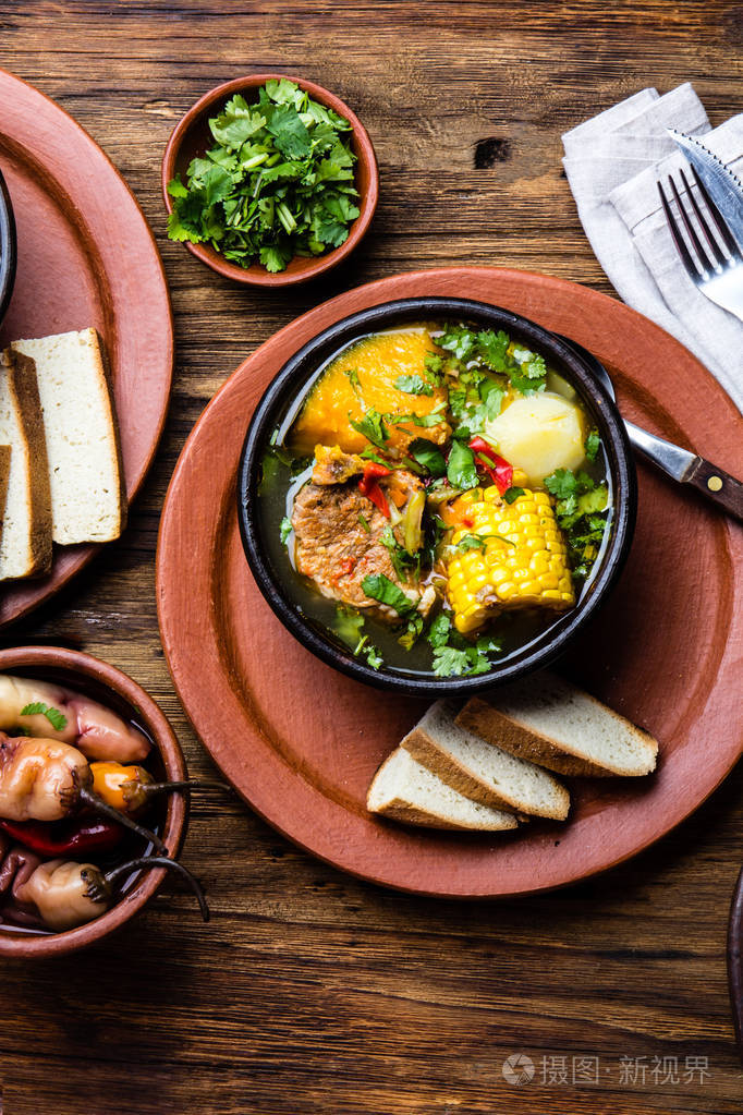 拉丁美洲的智利食物.传统的智利 cazuela de cerdo 与 chuchoca.土豆