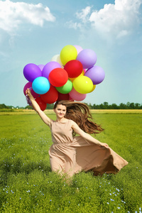 彩色气球的幸福女人