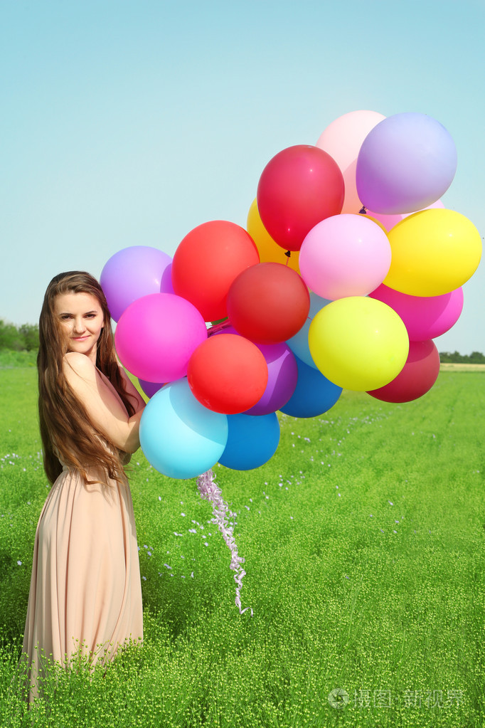 彩色气球的幸福女人