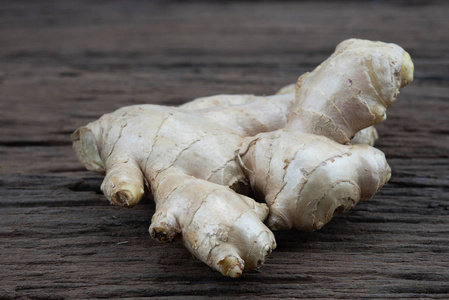 姜木背景.鲜全切根姜照片