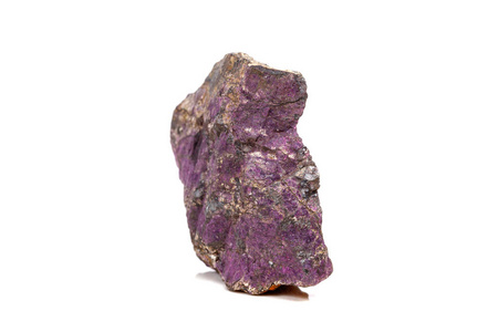 宏观矿物石霉菌, 紫色 purpurite 在养殖白色背景特写