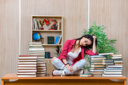 年轻的女学生准备大学学校考试