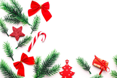 圣诞作文与杉木分支和节日装饰在白色背景