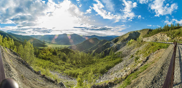 一个美丽壮丽的景色和自然和野生自然的全景。全景和一幅美丽雄伟的山脉和一条乡间小路, 在夏日的蓝天下。阿尔泰, 西伯利亚, 俄罗斯