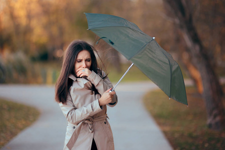 女孩战斗风抱伞雨天气照片