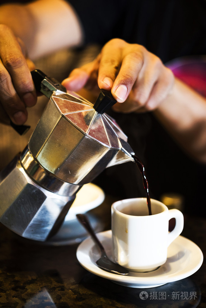 从摩卡壶涌出的古巴浓咖啡