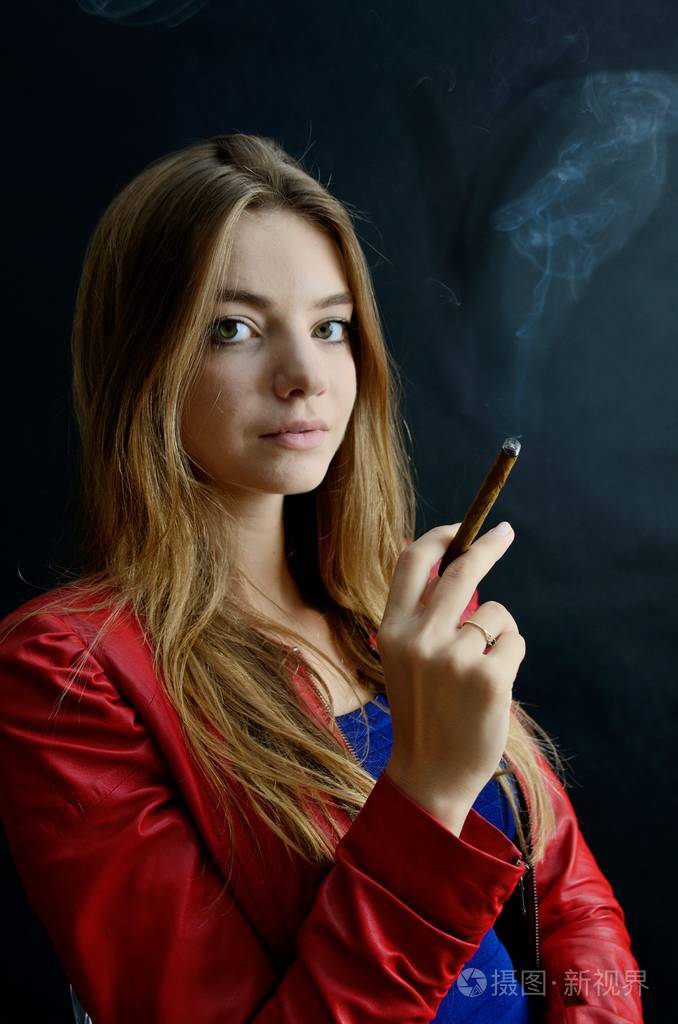 穿红夹克的女人喜欢抽烟.