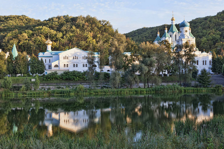 Sviatohirsk 亚历山大涅夫斯基在 Seversky 涅茨的岸边。在水中的倒影。9月中旬