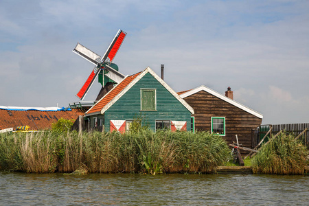 传统的, 正宗的荷兰风车在河 Zaam 在 Zaanse Schans 村