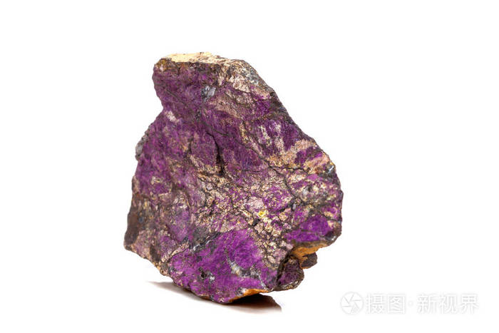 宏观矿物石霉菌, 紫色 purpurite 在养殖白色背景特写