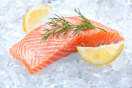 由鱼类制成的创意布局, 宏观三文鱼刺身,送达冰鲑鱼红鱼牛排在鱼市.