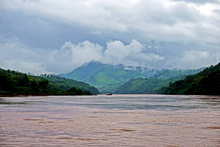 湄公河是东南亚的一条跨境河流.
