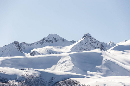 在俄罗斯的高山上滑雪